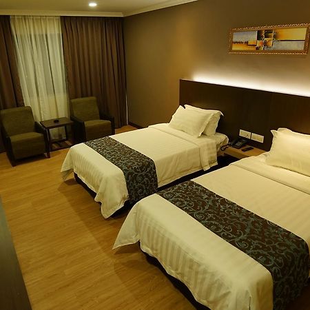 Hotel Anika Keluang Kültér fotó
