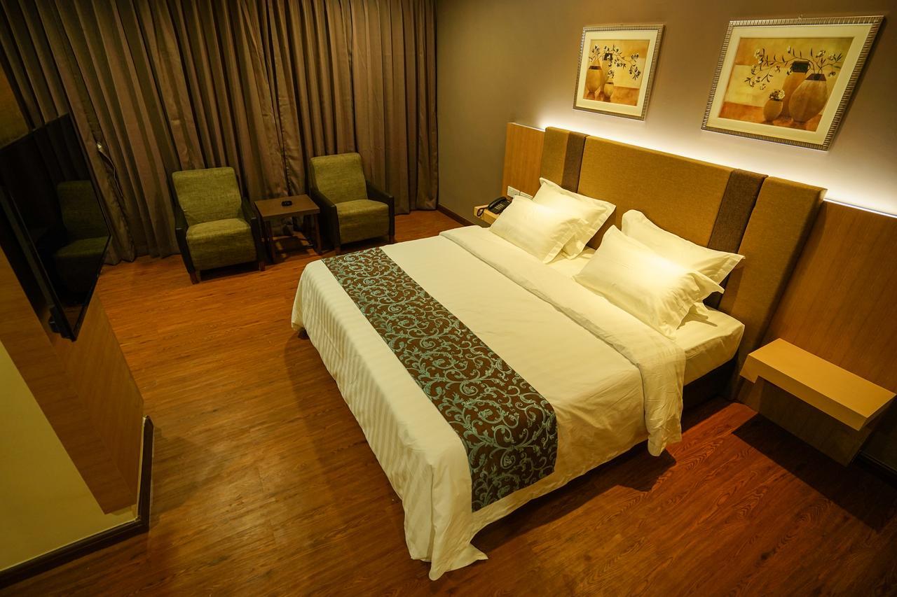 Hotel Anika Keluang Kültér fotó