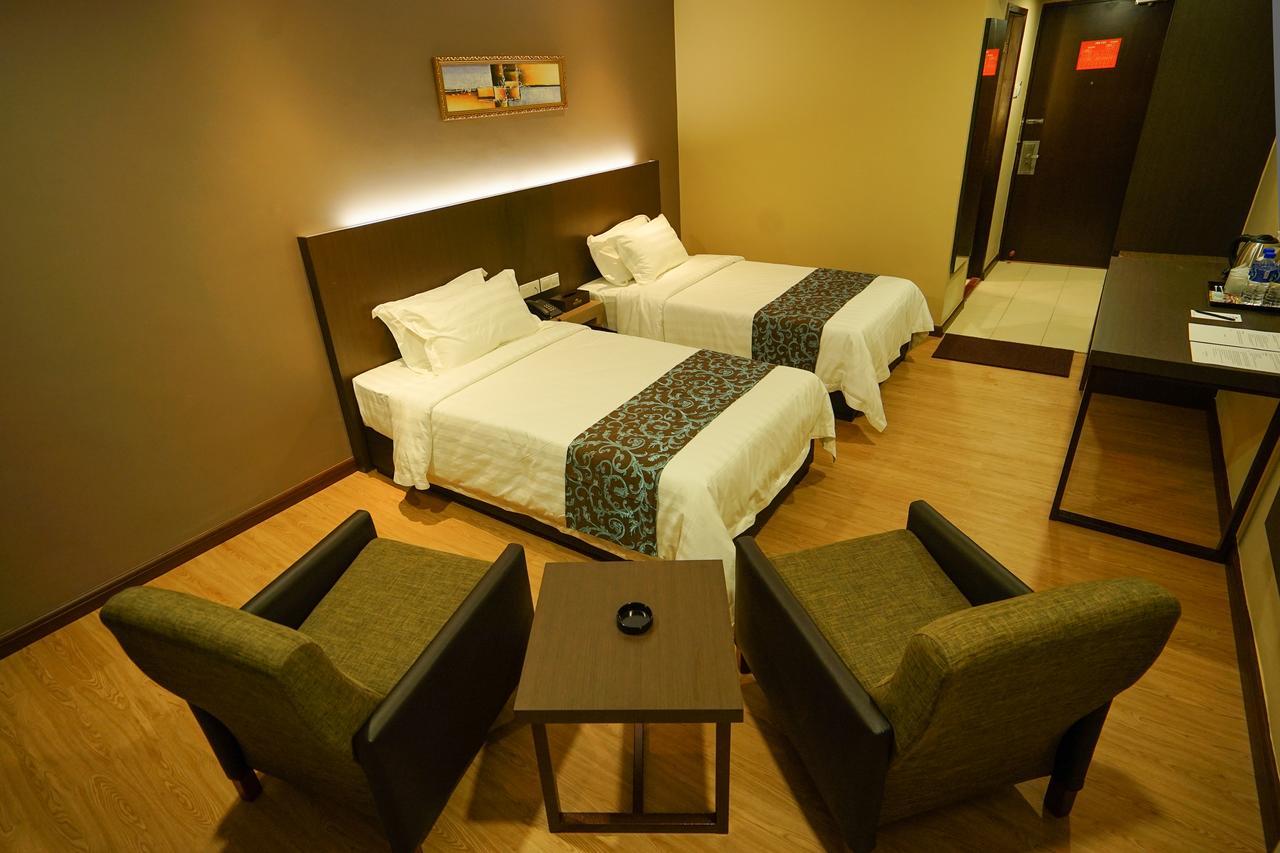 Hotel Anika Keluang Kültér fotó