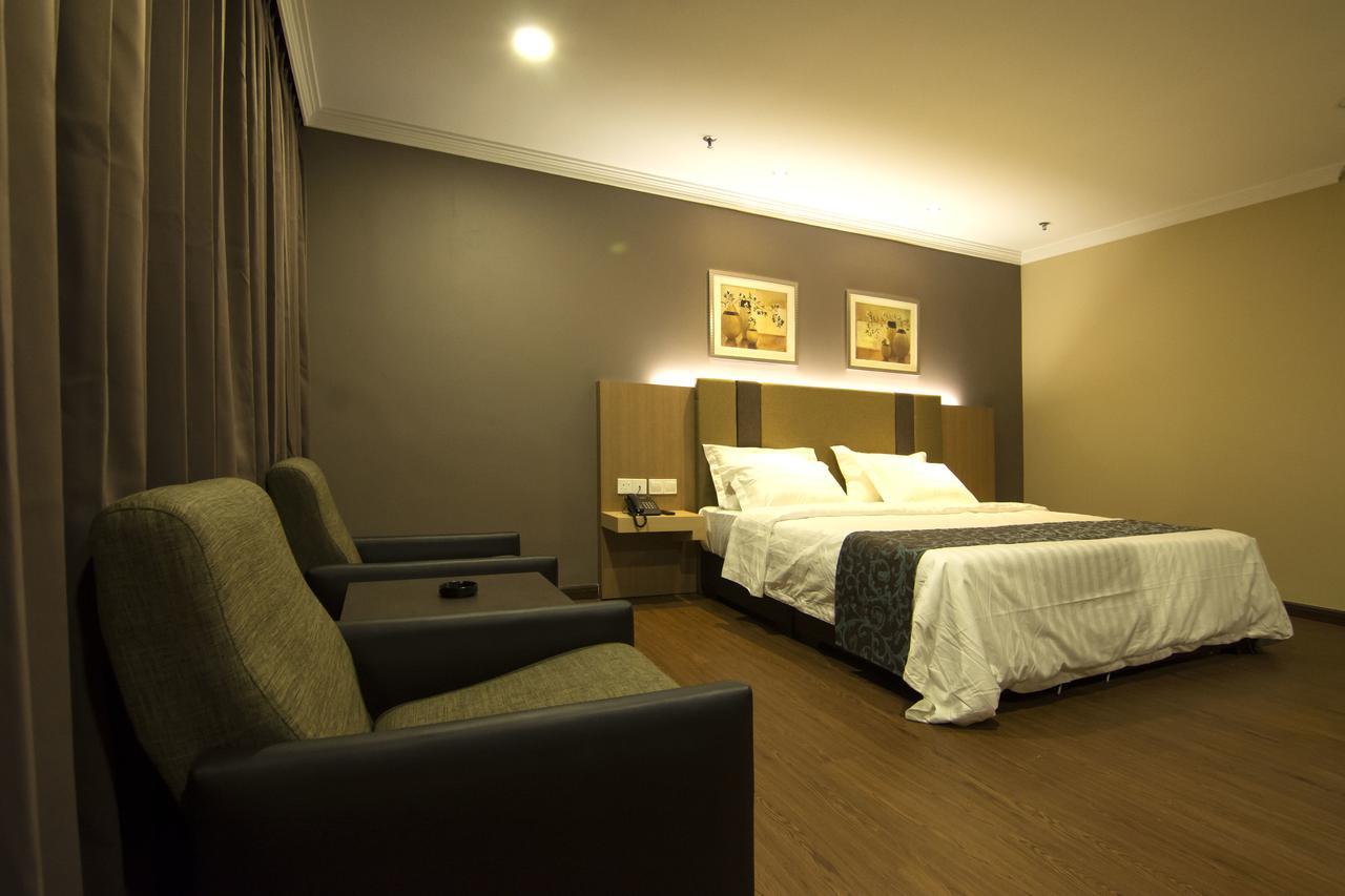 Hotel Anika Keluang Kültér fotó