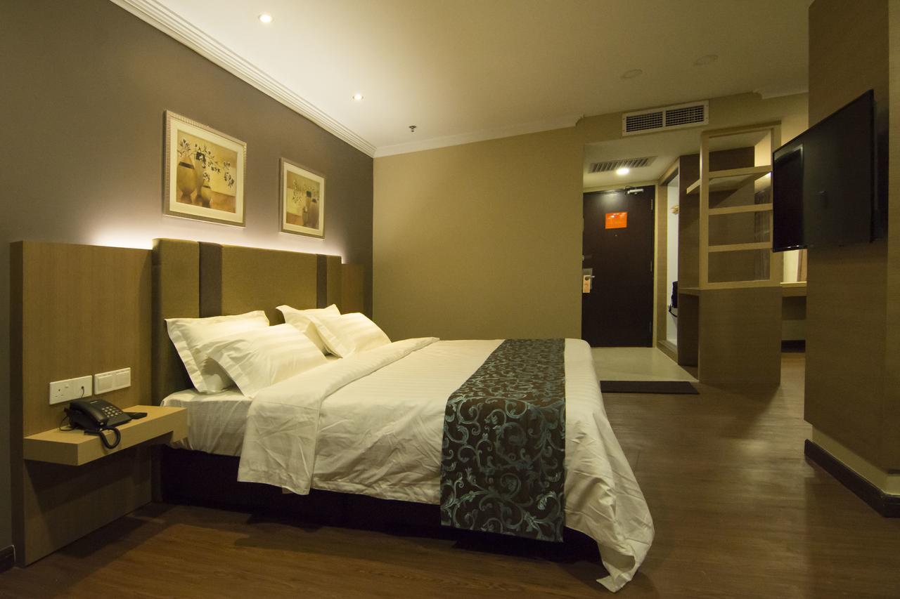Hotel Anika Keluang Kültér fotó